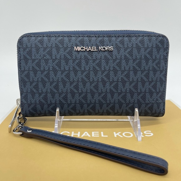 Michael Kors Handbags - Michael Kors Large Flat Multifunctional Phone Case